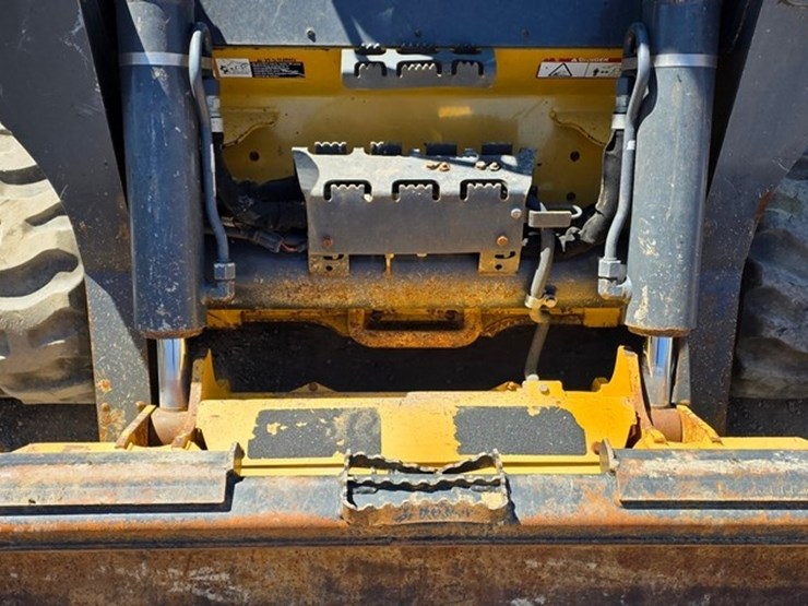 2018-deere-331g-image-38