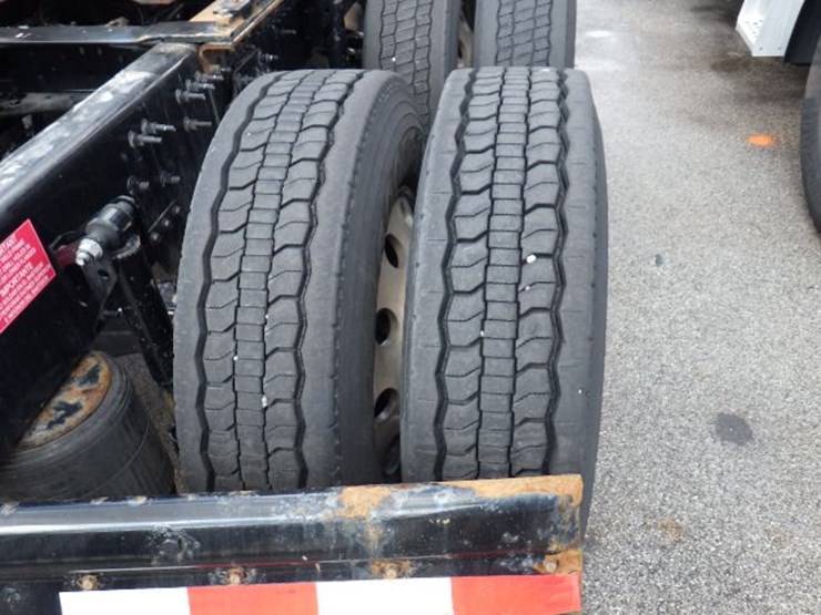 2023-volvo-vnl300-image-7