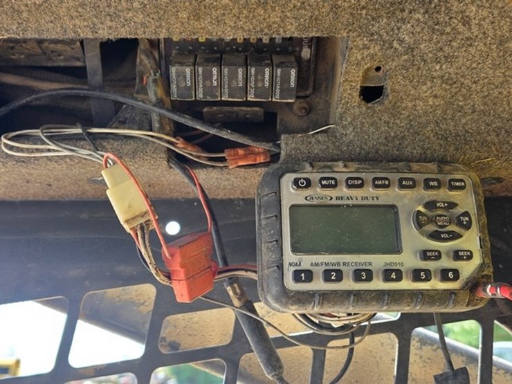 new-holland-l175-image-50