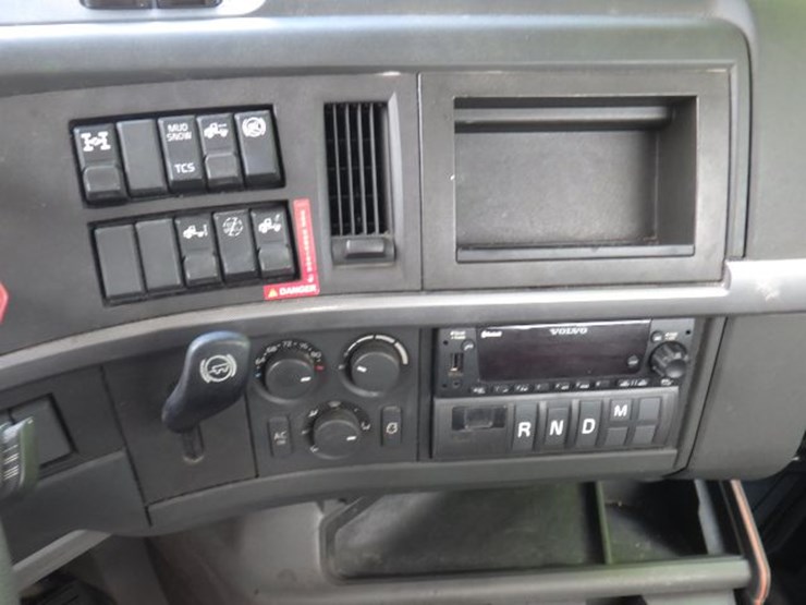 2022-volvo-vnl300-image-19