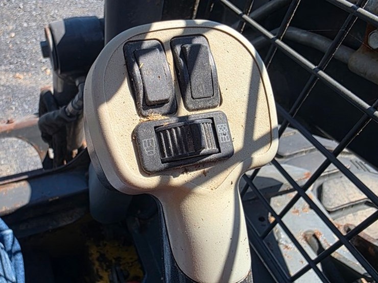 2013-new-holland-l220-image-39