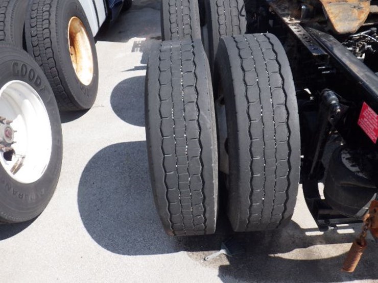 2018-volvo-vnl300-image-15