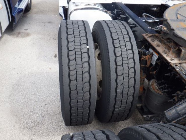 2018-volvo-vnl300-image-13