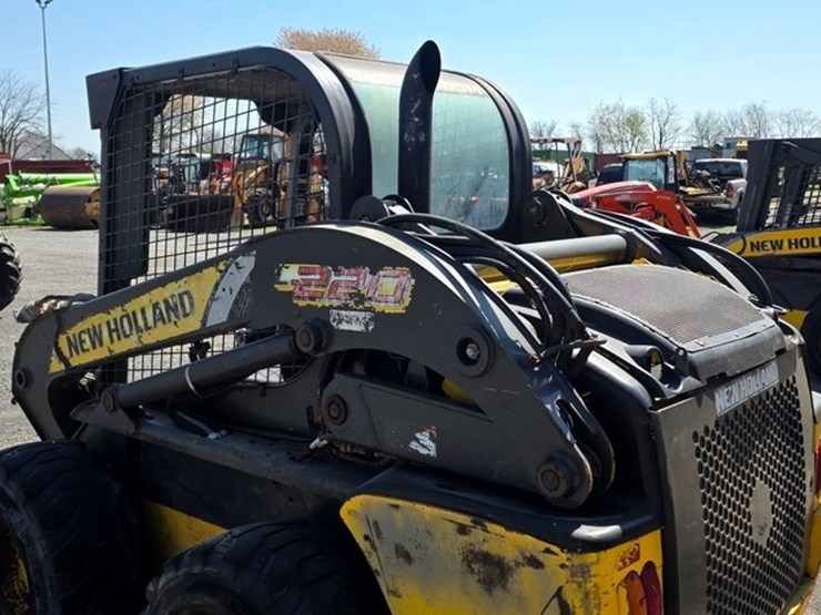 2013-new-holland-l220-image-19
