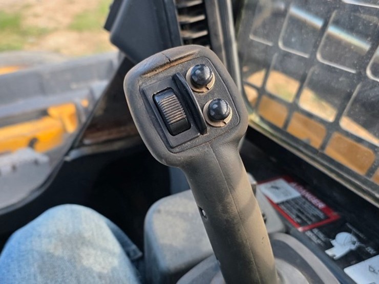 2014-deere-326e-image-51