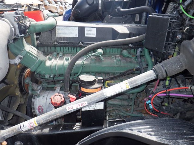 2019-volvo-vnl300-image-20