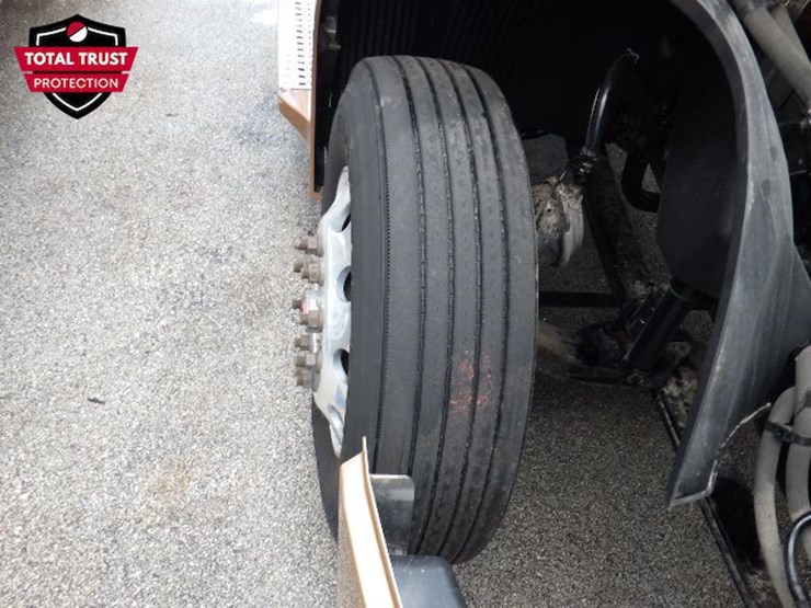 2023-volvo-vnl300-image-19