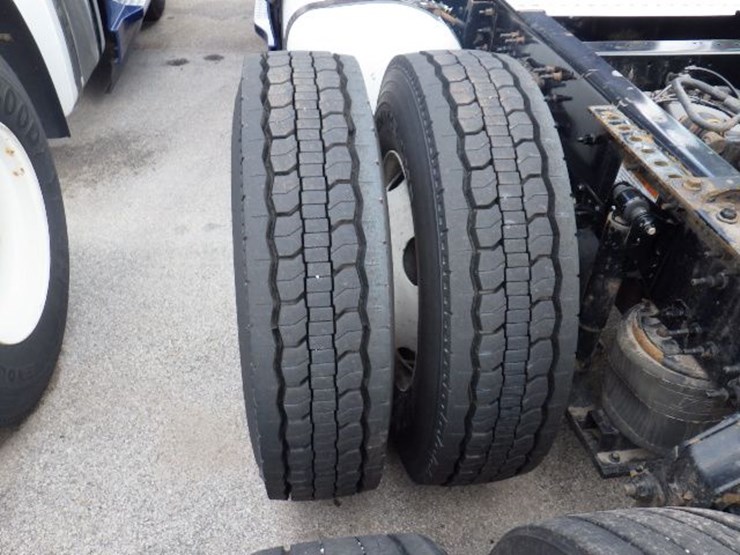 2019-volvo-vnl300-image-16