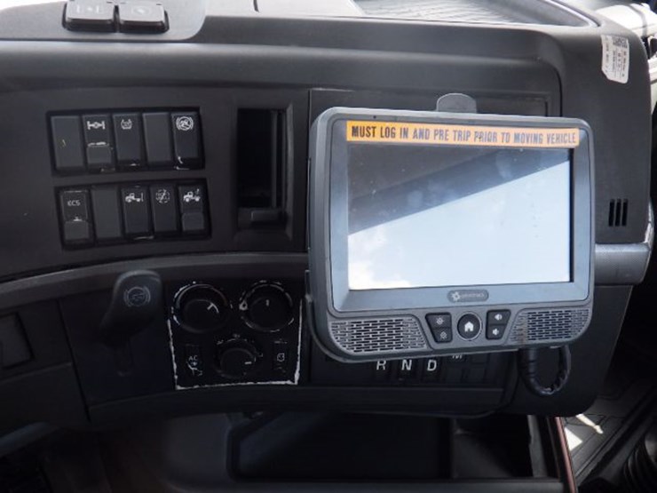 2018-volvo-vnl300-image-17