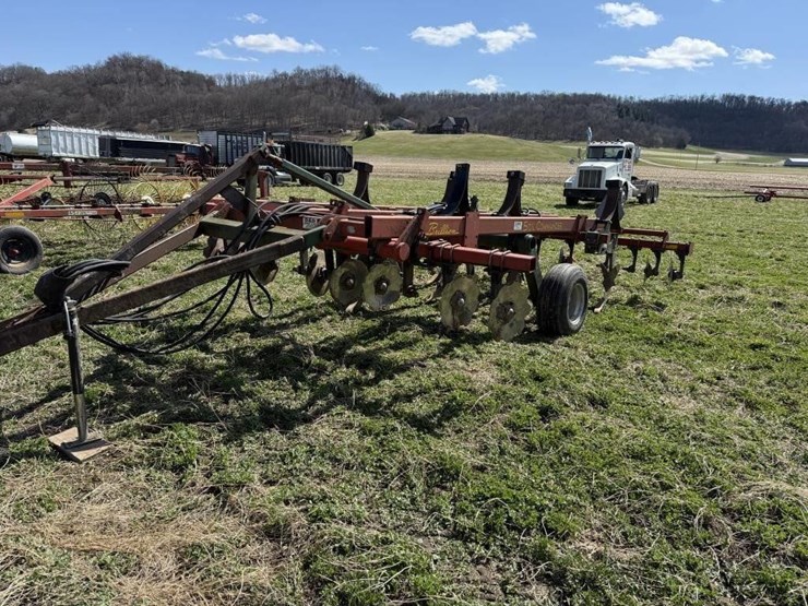 brillion-soil-commander-7-shank-deep-ripper-image-1