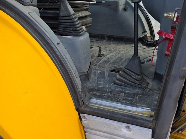 2009-new-holland-b95b-image-55