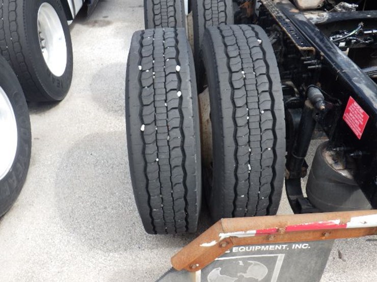 2018-volvo-vnl300-image-12