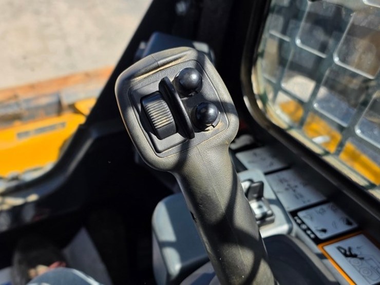 2018-deere-331g-image-53