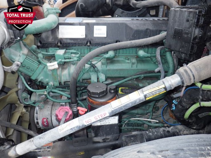 2023-volvo-vnl300-image-16