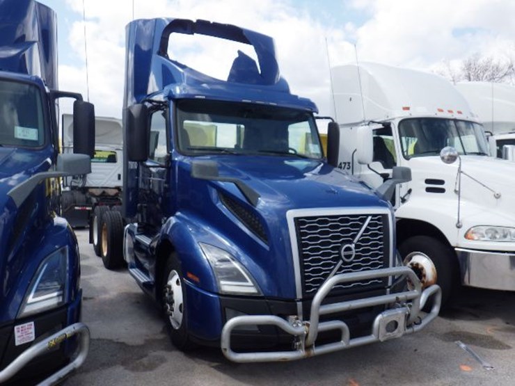 2018-volvo-vnl300-image-4