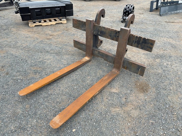 caterpillar-54"-wheel-loader-forks-image-1