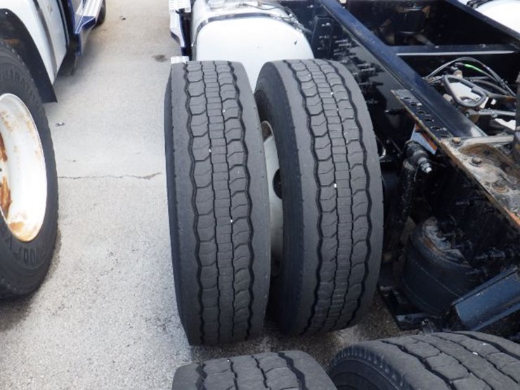 2020-volvo-vnl300-image-13