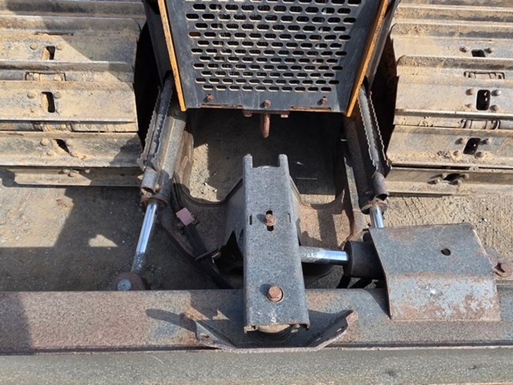 2016-case-750m-lgp-image-51