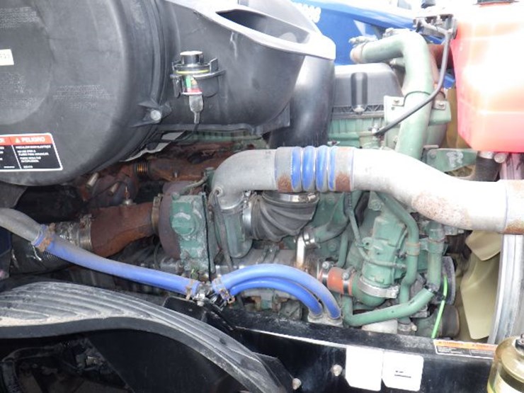 2018-volvo-vnl300-image-22