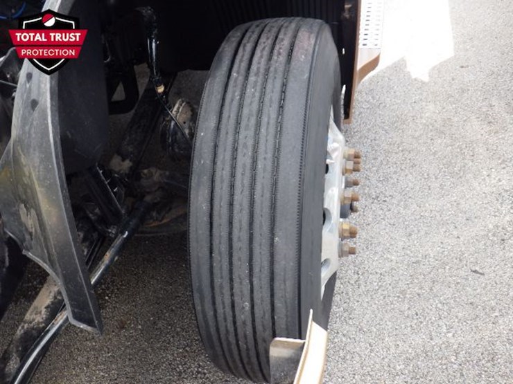 2023-volvo-vnl300-image-18