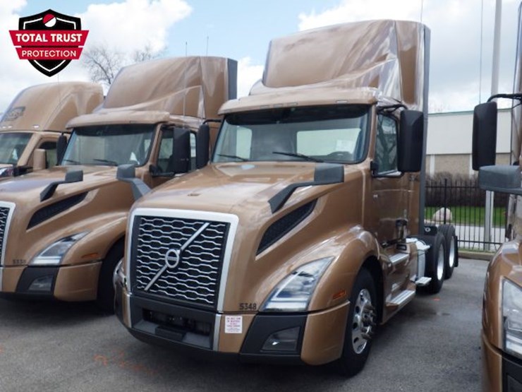 2023-volvo-vnl300-image-1