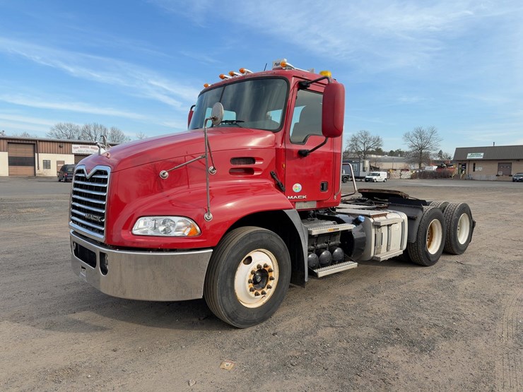 2013-mack-pinnacle-cxu613-image-1