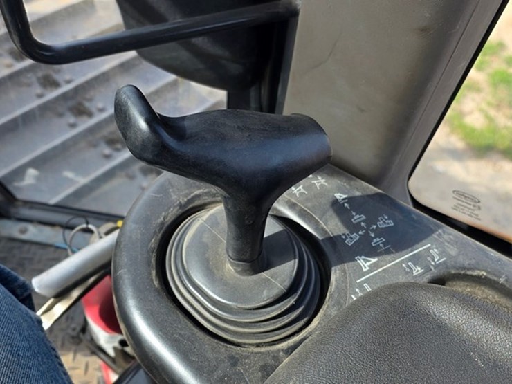 2016-case-750m-lgp-image-70