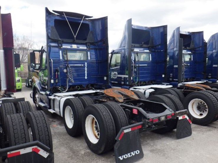 2020-volvo-vnl300-image-13