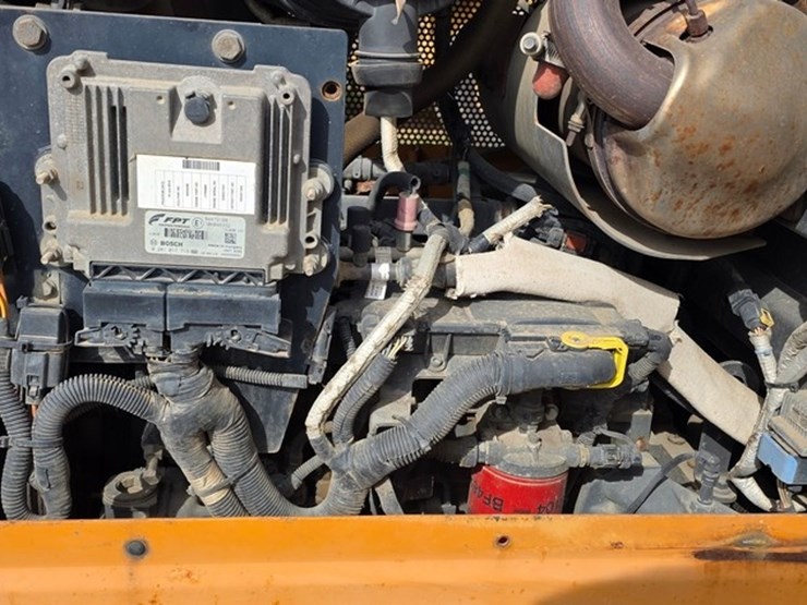 2016-case-750m-lgp-image-54