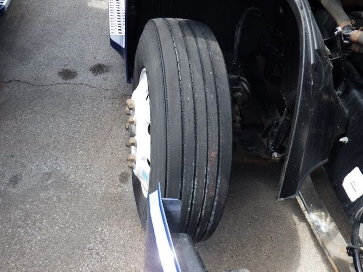 2019-volvo-vnl300-image-23