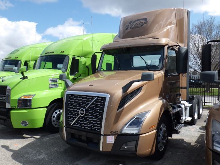 2022-volvo-vnl300-image-1