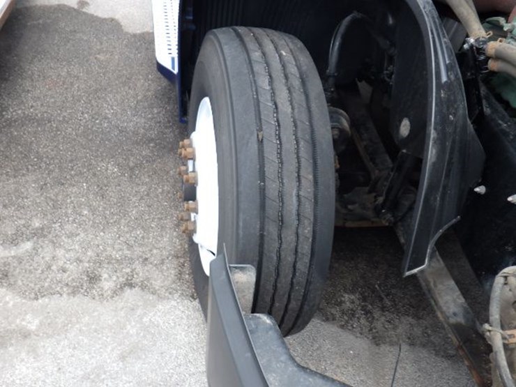 2019-volvo-vnl300-image-24