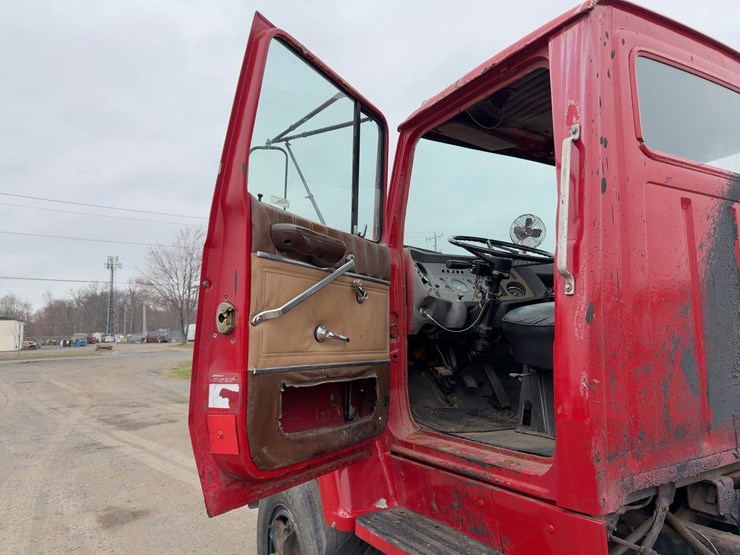 1970-ford-8000-image-18