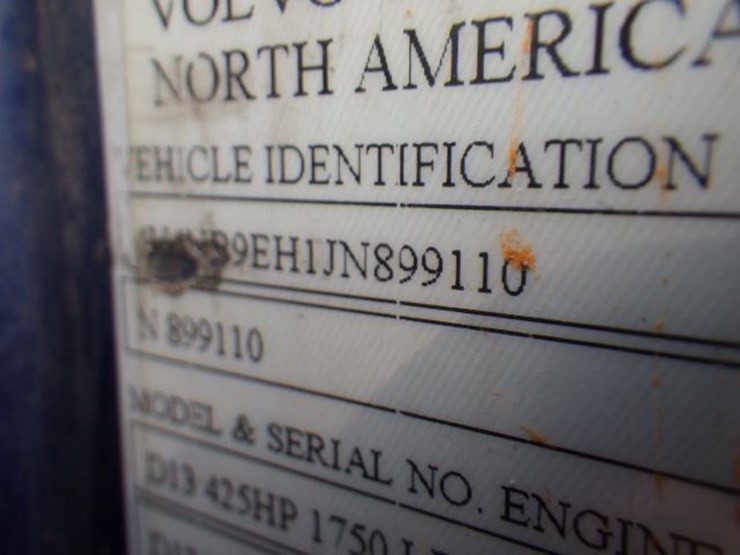 2018-volvo-vnl300-image-18