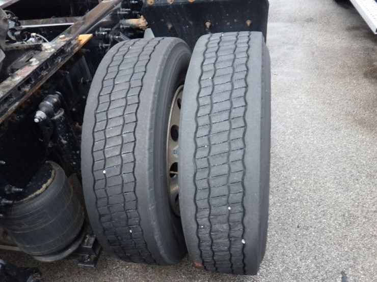 2023-volvo-vnl300-image-6