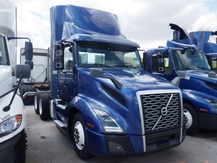 2018-volvo-vnl300-image-3