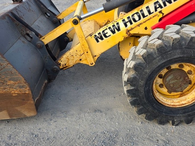 2009-new-holland-b95b-image-40