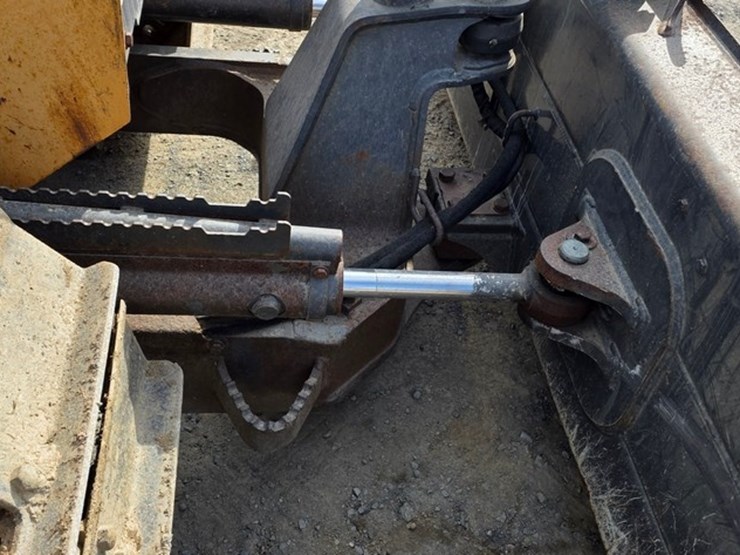 2016-case-750m-lgp-image-46