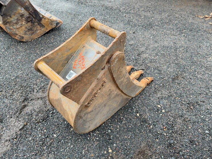 cf-12"-bucket-with-teeth-image-3