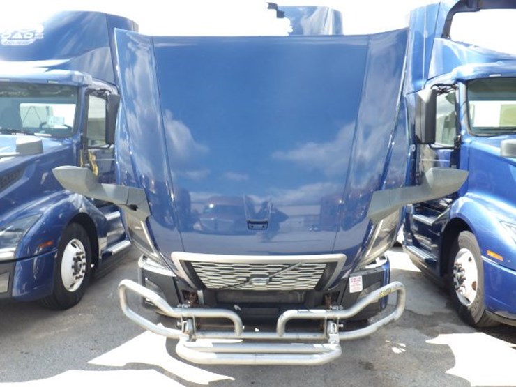 2018-volvo-vnl300-image-24