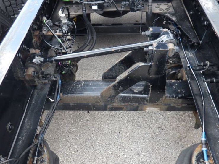 2017-volvo-vnl300-image-11