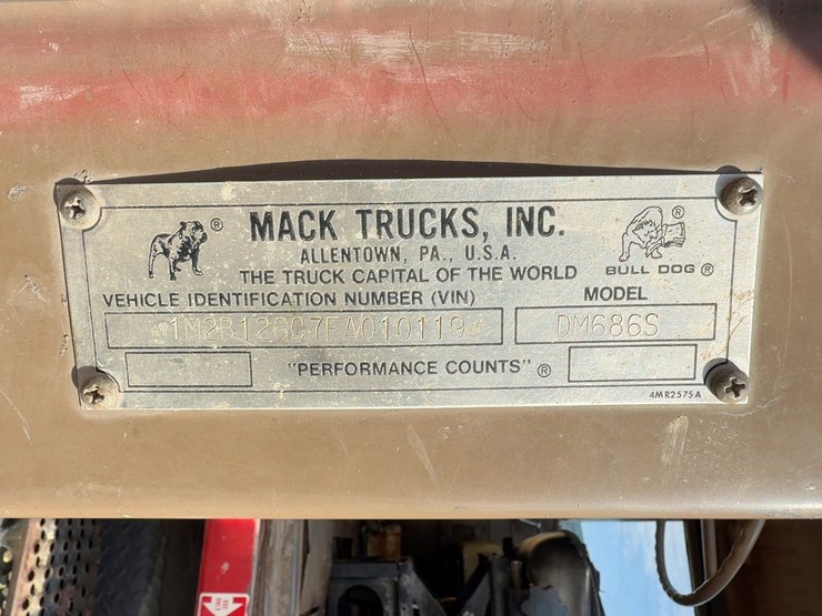 1984-mack-dm686s-image-35