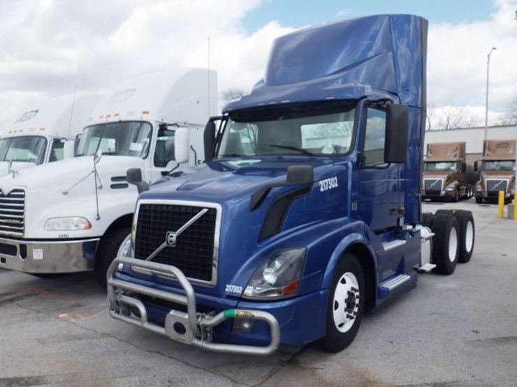 2017-volvo-vnl300-image-1