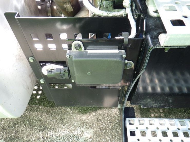 2022-volvo-vnl300-image-5