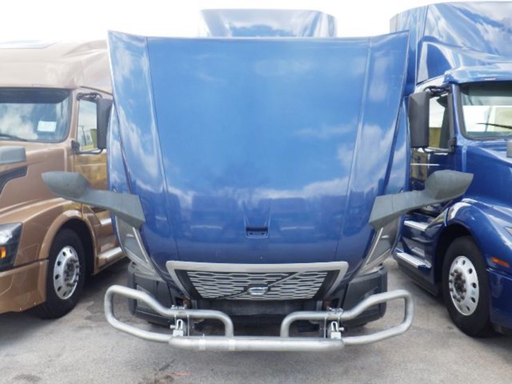 2019-volvo-vnl300-image-23