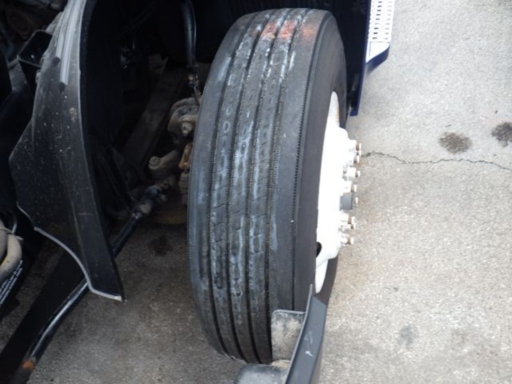 2019-volvo-vnl300-image-22