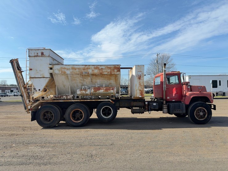 1984-mack-dm686s-image-6