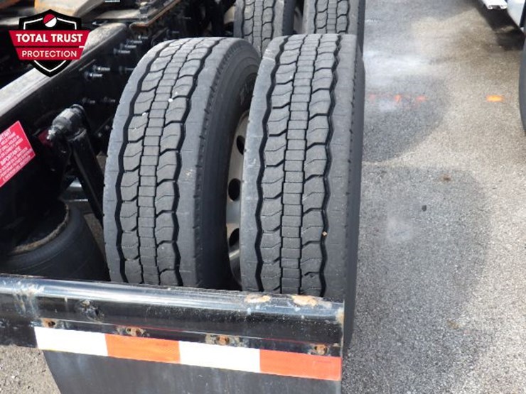 2023-volvo-vnl300-image-6