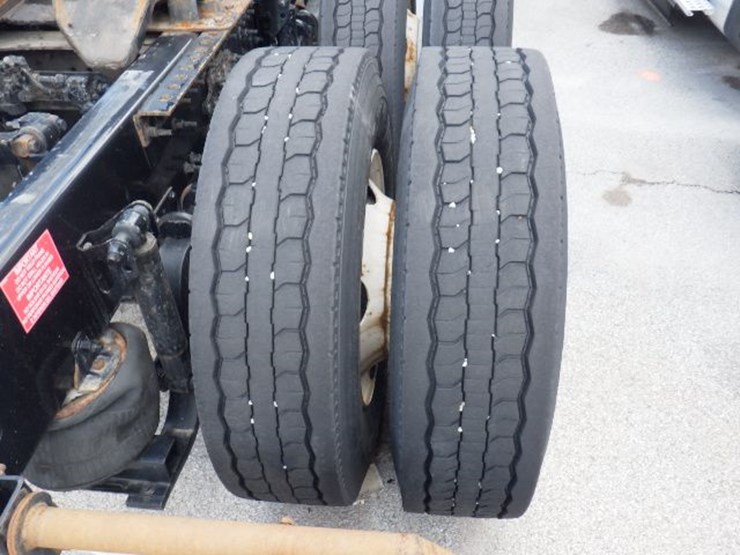 2020-volvo-vnl300-image-7