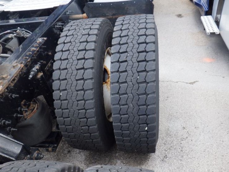 2020-volvo-vnl300-image-7